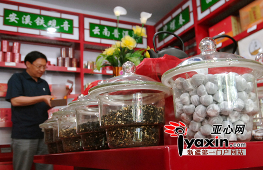 青年路一家茶叶专卖店的老板在整理店面。亚心网记者 秦梅花 摄