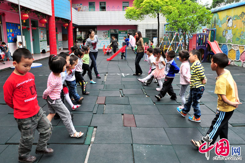 2011年5月24日,湖北省宜昌市夷陵区小溪塔中心幼儿园老师为小朋友讲解我爱祖国、我爱五星红旗手工作品的制作方法。张国荣摄影 近日来,湖北省宜昌市夷陵区小溪塔中心幼儿园开展以七彩童心、献礼祖国母亲为主题的庆六一系列活动为中国共产党建党90周年献礼,让孩子们在丰富多彩的活动中展示风采、体验快乐,迎接六一国际儿童节的到来。