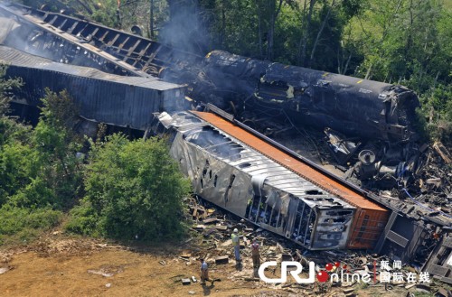 美国北卡罗来纳州两列火车相撞致1死3伤(高清