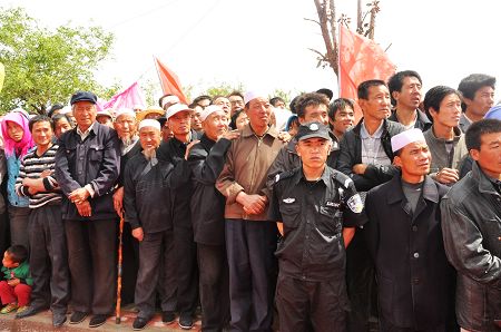 闽宁镇回汉群众近千人赶来参加启动仪式。