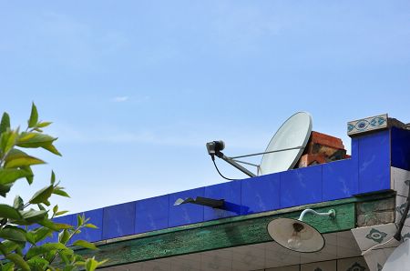 马文林家屋顶上安装的电视卫星接收设备。