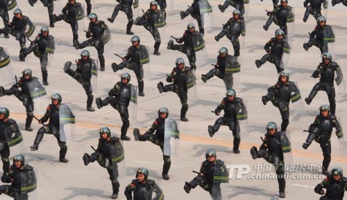 高清:武警北京总队举行机动部队训练演示(组图