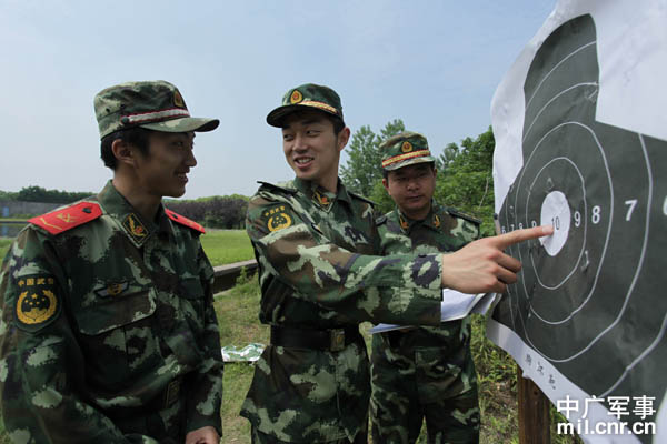 江苏海警官兵进行轻武器实弹打靶考核(组图)