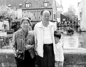 2010年,王若飞的儿子王兴和妻子在法国蒙达尔纪小镇,该镇是王若飞年轻