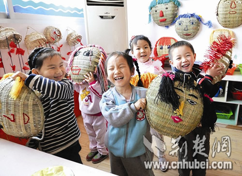 武汉新洲区一幼儿园把农家用具引入教学受欢迎
