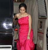 图：李敏贞身着桃红长裙 靓丽抵达百想红毯