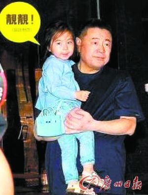 刘銮雄一家外出吃饭 2岁女儿背3万港元手袋