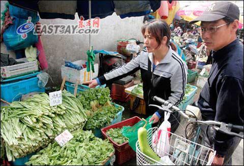 申城绿叶菜普涨让市民买菜有点茫然。（东方网 图）