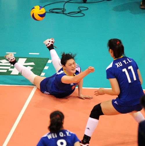 圖文:精英賽中國女排3-0古巴 王一梅飛身救球