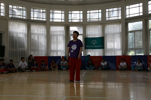 一些顺义区特殊教育学校的学生,在北京电影学院学生们的感染下,踊跃