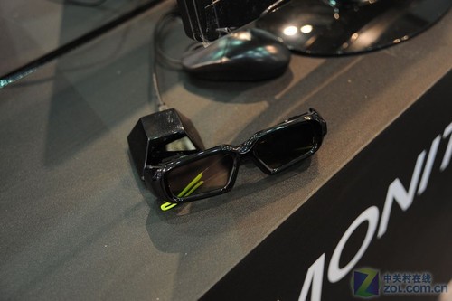 配备的NVIDIA 3D眼镜