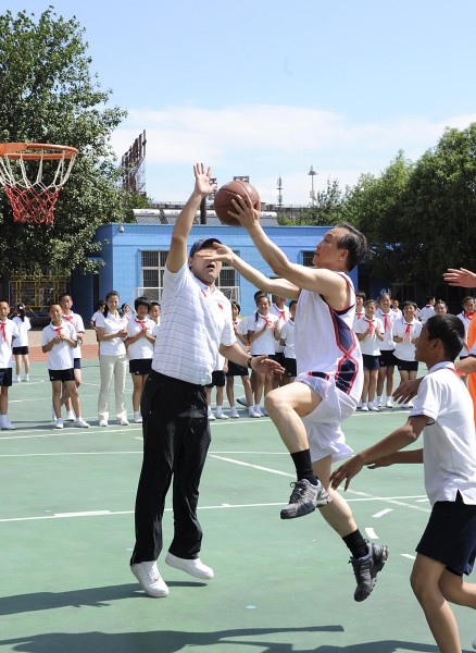 温家宝总理与小学生同上体育课 打篮球动作标准
