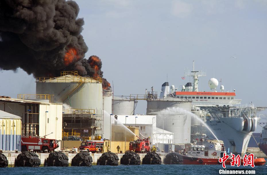 直布罗陀港油罐着火 浓烟漫天(组图)图片