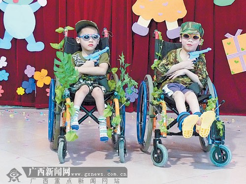 南宁市儿童福利院孤残儿童表演时装秀(图)