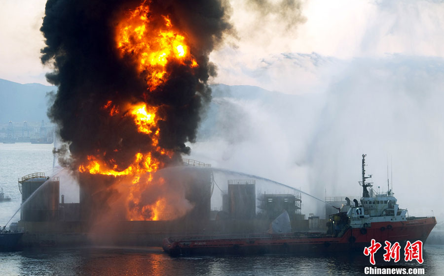 组图:直布罗陀港油罐着火 浓烟漫天图片