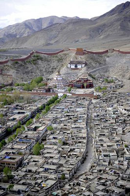 从宗山俯瞰江孜城白居寺和前面的居民区(5月20日摄).