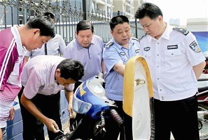 楚天都市报讯 昨日上午,江夏区纸坊街120余名摩托车主,来到江夏公安