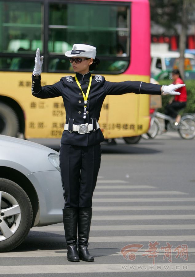 西华门女交警开微博晒靓照(组图)