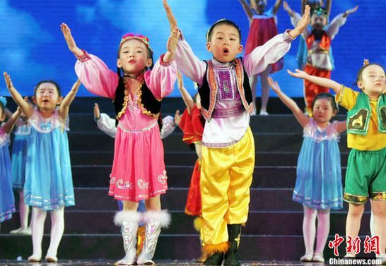 新疆油城克拉玛依儿童歌舞迎六一(组图)