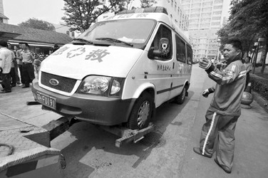上海查扣一黑救护车 车内设备简陋容易交叉感染