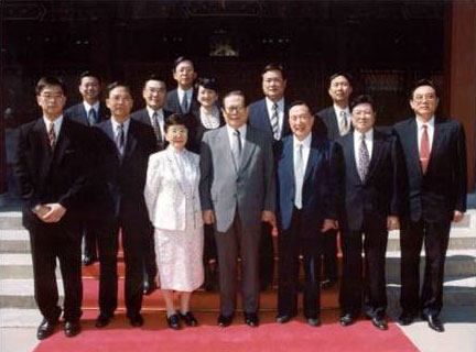 1995年，江泽民同志接见吴舜文等人。