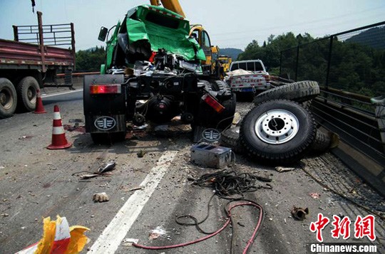 成绵高速公路发生6死7伤重大交通事故(组图)