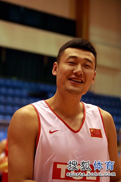 篮球 中国男篮|男篮 男篮动态  20/31 苏伟换换发型 2011年06月02日21