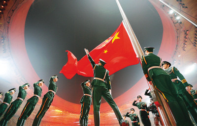 2008年8月8日,北京奥运会开幕式,三军仪仗队升起五星红旗.