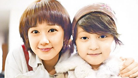 张娜拉（左）和新剧《童颜美女》的8岁童星看来像姐妹。（图来自台湾苹果日报）