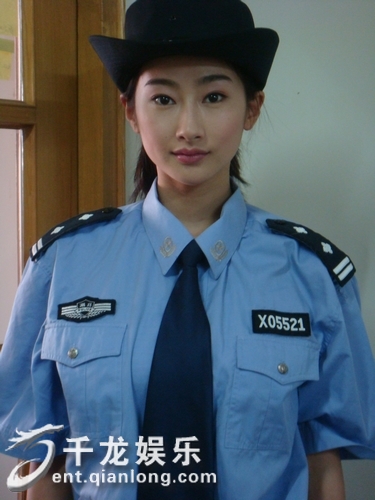 郑岚侨女警官英姿飒爽