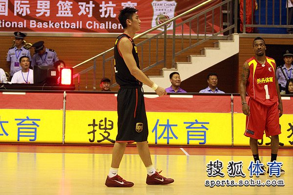 中国男篮迎来了今夏的首场热身,对手是美国明星队,图为现场精彩