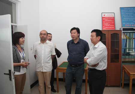 新疆青联委员走进社区青年(组图)