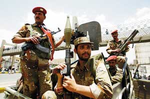 6月3日，在也门首都萨那，士兵在街头警戒。
