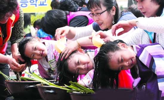 体验端午节习俗(图)