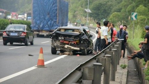 广东惠州发生特大交通事故9人遇难21人伤(图)