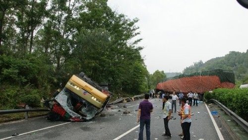 广东惠州发生特大交通事故 9人遇难21人伤(图)