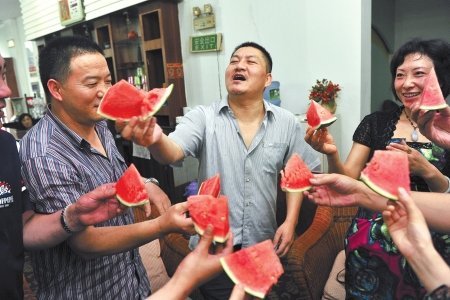 梁实和朋友在茶楼聚会，大家用西瓜预祝他能梦想成真