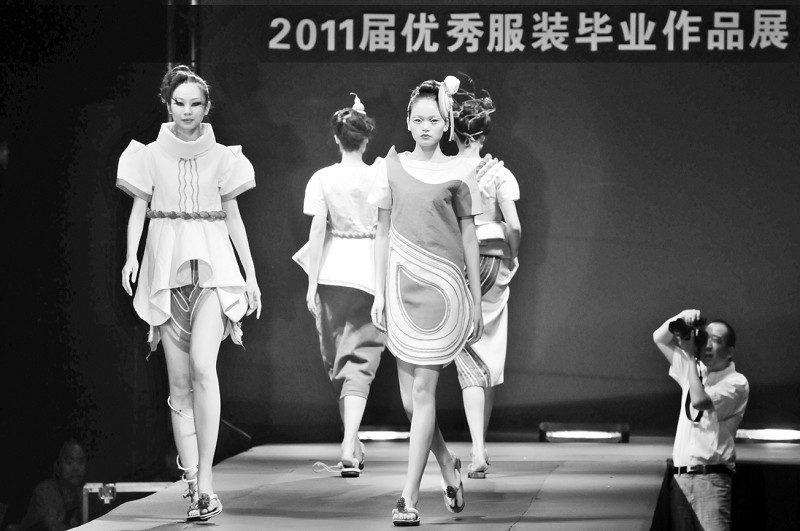 设计的35组189套作品,走秀模特由该校服装表演专业各年级的学生担任