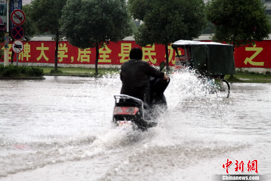 江西赣北多地出现暴雨 雨量达50毫米以上(组图