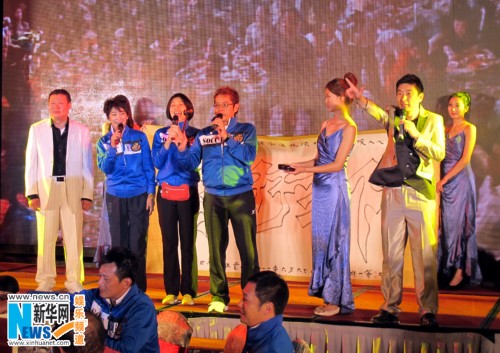 香港明星足球队慈善大连行 谭咏麟当拍卖师(图)