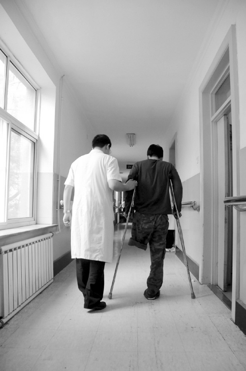 大货轧断腿男子被截肢(图)