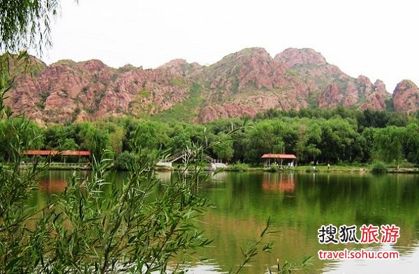 红色山峰：赤峰 来源：红山石（搜狐博客）