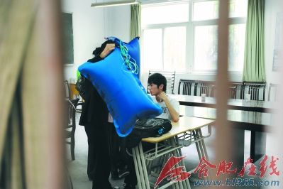 学生高考前突患肺穿孔 背着氧气瓶进考场(组图)