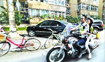 北京交警骑摩托车送考生入考场