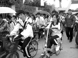 学生骑单车赴考成为鮀浦中学考场一景