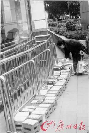 江苏省中医院门前板凳排队挂号(图)