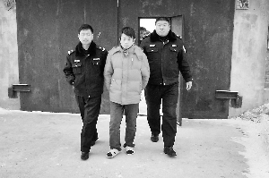 牙克石市乌尔其汗森林公安局民警抓获非法狩猎犯罪嫌疑人. 杨波摄