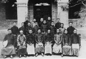1918年6月，北京大学文科哲学门第二次毕业生与老师在北大办公处门前合影。前排左五为蔡元培，左六为陈独秀，左七为梁漱溟；2排左四为冯友兰。资料图片