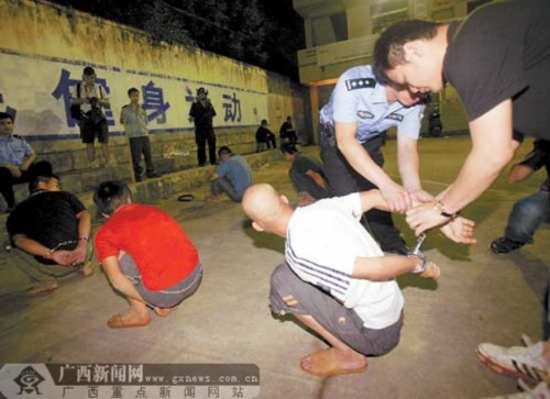 南宁警方开展治安整治行动 15名嫌疑人梦中被擒(图)