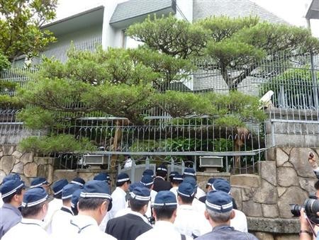 日警方出动大量警力对山口组总部进行今年第